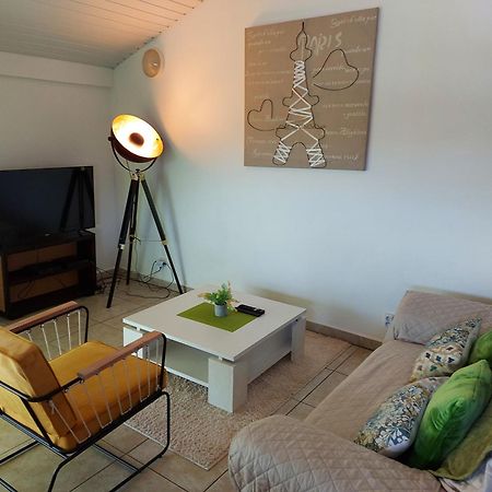 Nana - A 44 - Vue Panoramique-Appartement Cosy Et Lumineux- Cuisine Equipee- - Centre Ville-Wifi-Clim- Netflix - Parking Public Gratuit-Garage Prive Payant カイエンヌ 部屋 写真